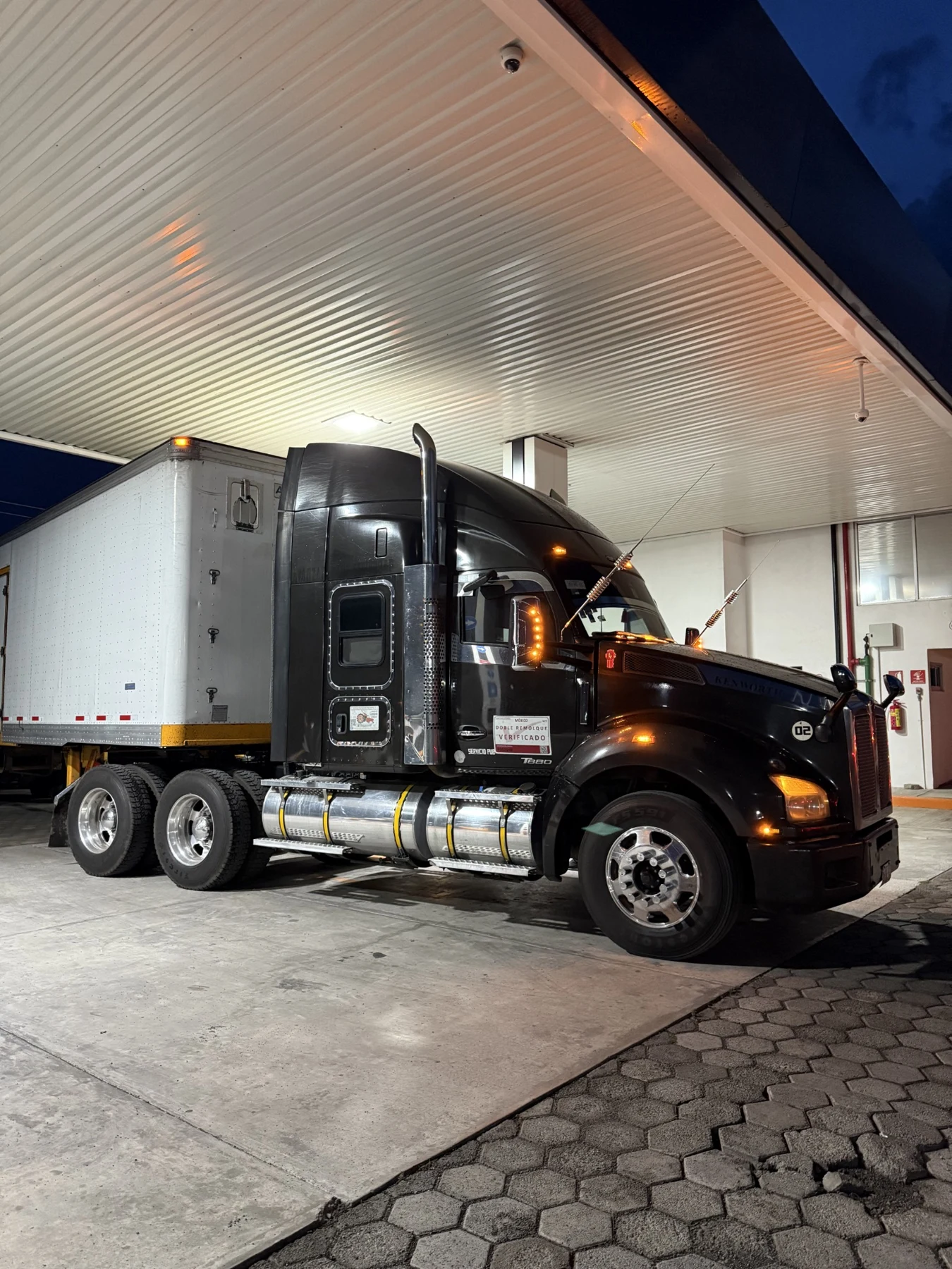 Tractocamión negro de Auto Express RAV con caja seca